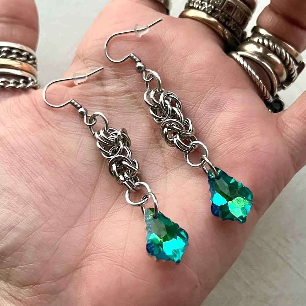 Handmade maille dangly stainless steel earrings green rainbow austrian crystals - Picture 10 of 14